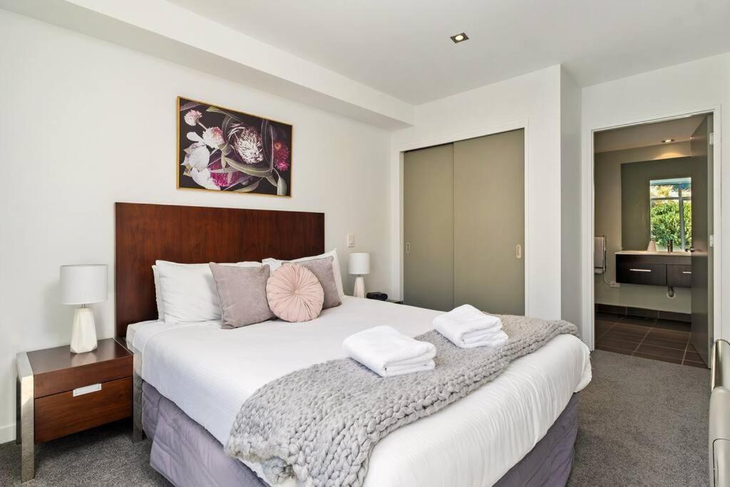 Toru - Eclectic Apartment With Delightful Lake Views Queenstown Extérieur photo