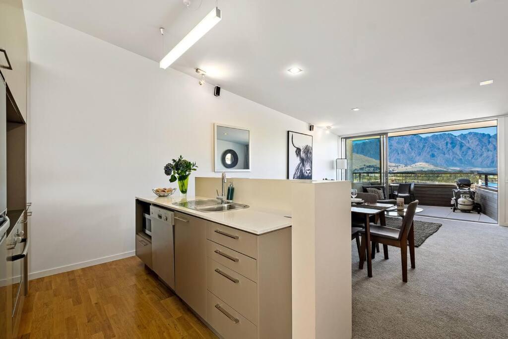 Toru - Eclectic Apartment With Delightful Lake Views Queenstown Extérieur photo