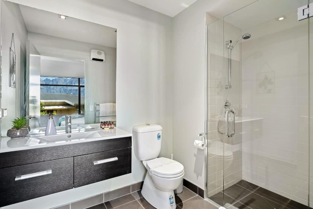 Toru - Eclectic Apartment With Delightful Lake Views Queenstown Extérieur photo